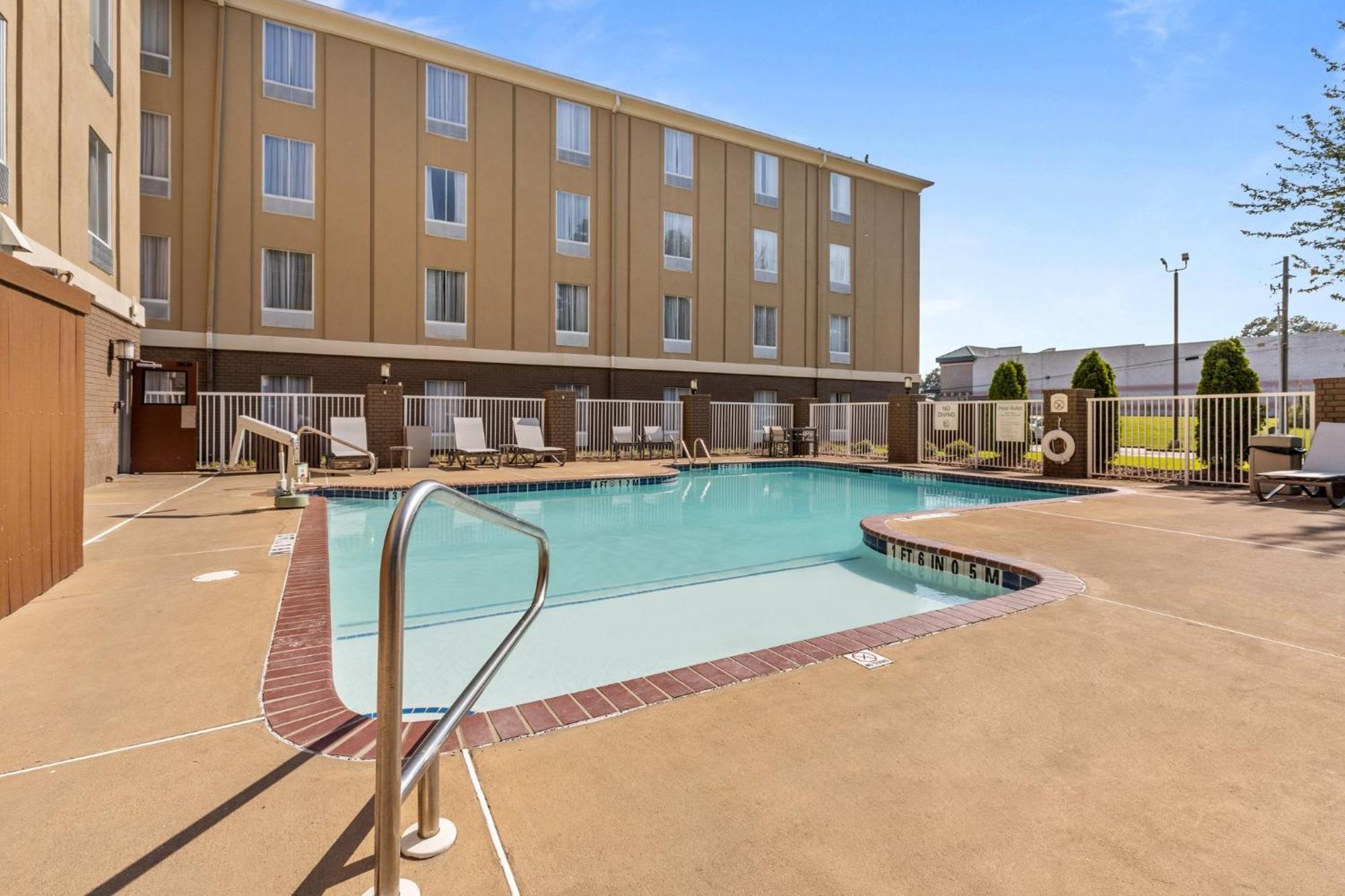 Holiday Inn Express Hotel & Suites Starkville, An Ihg Hotel Exterior foto